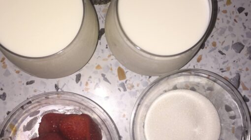 Strawberry_milkshake_step1